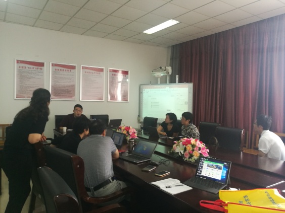 图为老师们正在认真听取雨课堂培训师讲课和进行ppt制作 图为老师们正在认真听取雨课堂培训师讲课和进行ppt制作