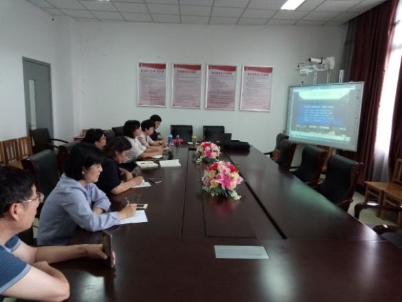 图为老师们正在听取张学新教授对分课堂讲解直播和课后大讨论 图为老师们正在听取张学新教授对分课堂讲解直播和课后大讨论