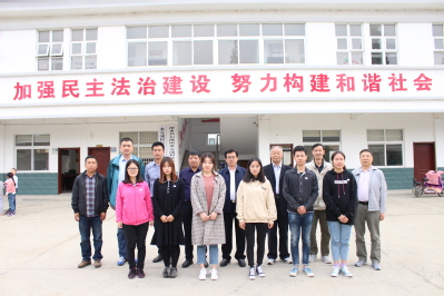 关工委老领导与座谈学生合影 关工委老领导与座谈学生合影